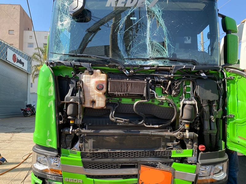 Foto 3 de 4 — Caiu: caminhão carregado de combustível colide e acaba derrubando poste em Araraquara